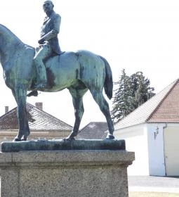 Báró Wenckheim Béla lovasszobra