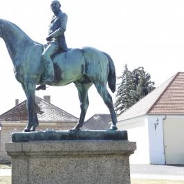 Báró Wenckheim Béla lovasszobra Kisbér - Külső kép