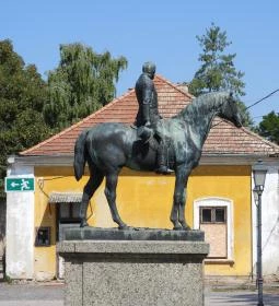Báró Wenckheim Béla lovasszobra