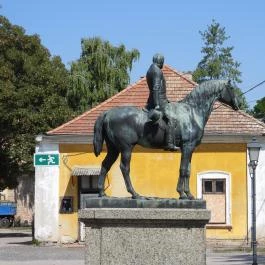 Báró Wenckheim Béla lovasszobra Kisbér - Külső kép