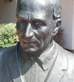 Bársony Mihály szobra