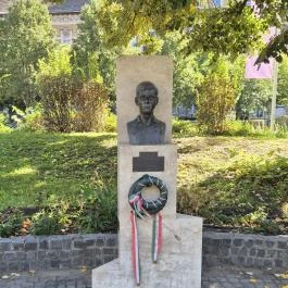 Bauer Sándor mellszobra Budapest - Külső kép
