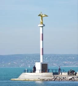 13. legjobb látnivaló: A Béke Jóságos angyala emlékmű Siófok