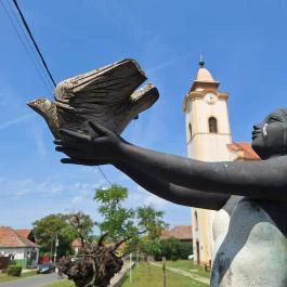 Nő galambbal Pély - Egyéb