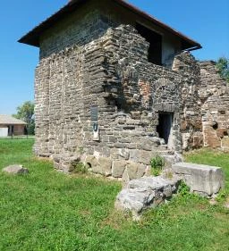 Bencés apátsági templom romja