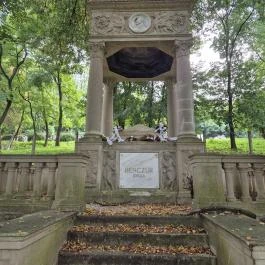 Benczúr Gyula Mauzóleum Szécsény - Külső kép