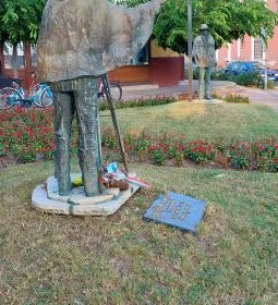 Beszédes József-szobor