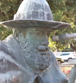 Beszédes József-szobor