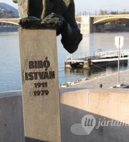 Bibó István mellszobra