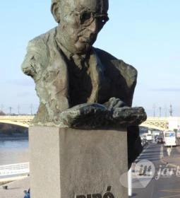 Bibó István mellszobra