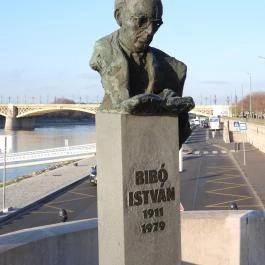 Bibó István mellszobra Budapest - Külső kép