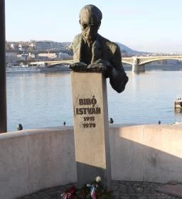 Bibó István mellszobra