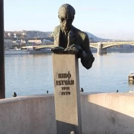 Bibó István mellszobra Budapest - Külső kép