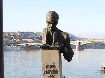 Bibó István mellszobra Budapest