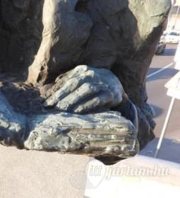 Bibó István mellszobra