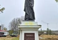 A biskói komptragédia emlékműve Paks