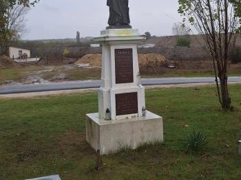 A biskói komptragédia emlékműve Paks