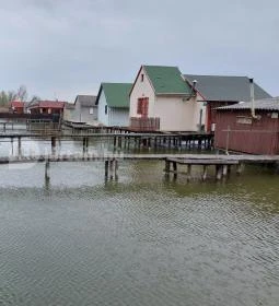 Bokodi-tó - lebegő falu
