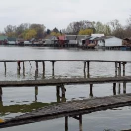 Bokodi-tó - lebegő falu, Oroszlány - Külső kép