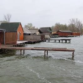 Bokodi-tó - lebegő falu, Oroszlány - Külső kép