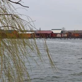 Bokodi-tó - lebegő falu Oroszlány - Külső kép