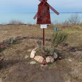 Boldogasszony Béke-Szeretet Emlékhelye Balatonvilágos - Külső kép