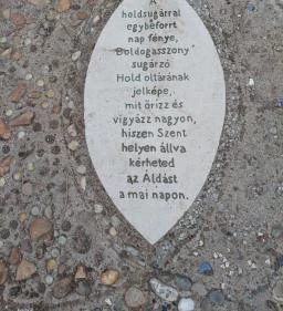 Boldogasszony sugárzó Hold oltára