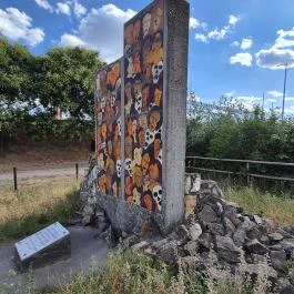 A bombázások áldozatainak emlékműve Budapest - Külső kép