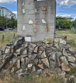 A bombázások áldozatainak emlékműve