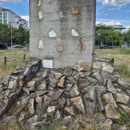 A bombázások áldozatainak emlékműve Budapest - Külső kép