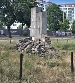 A bombázások áldozatainak emlékműve