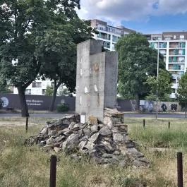 A bombázások áldozatainak emlékműve Budapest - Külső kép