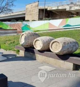 Borárus-szoborkompozíció