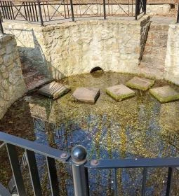 Borostyán-kút kápolna