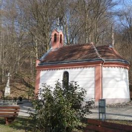 Borostyán-kút kápolna Bakonybél - Külső kép