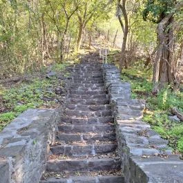 Bujdosók lépcsője, Badacsonytördemic - Külső kép
