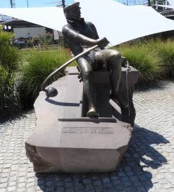 Bujtor István szobor