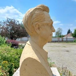 Búza Barna-mellszobor, Sarkad - Egyéb