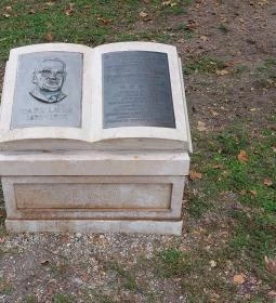 Carl Lutz domborműves emlékkő