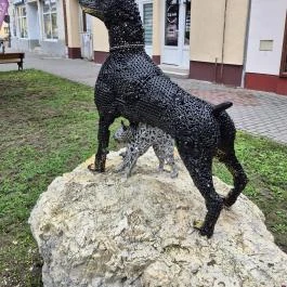 Cégér, Bicske - Külső kép