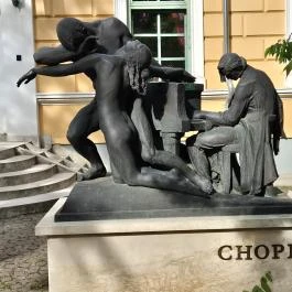 Chopin-szobor Gödöllő - Külső kép