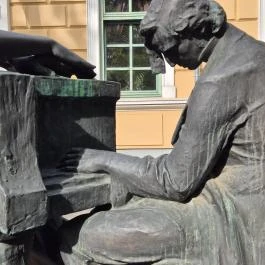 Chopin-szobor Gödöllő - Külső kép
