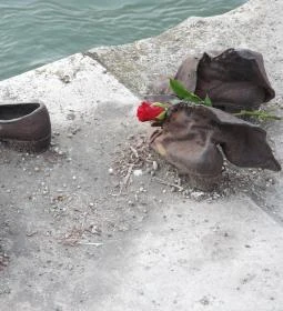 Cipők a Duna-parton