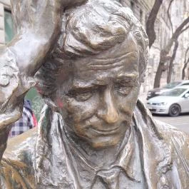 Columbo-szobor Budapest - Külső kép