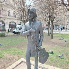 Cseh Tamás szobor Budapest - Külső kép
