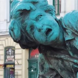 Csirkefogó-szobor, Budapest - Egyéb