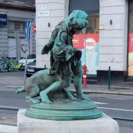 Csirkefogó-szobor, Budapest - Külső kép