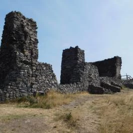 Csobánc vára Gyulakeszi - Külső kép