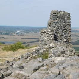 Csobánc vára Gyulakeszi - Külső kép