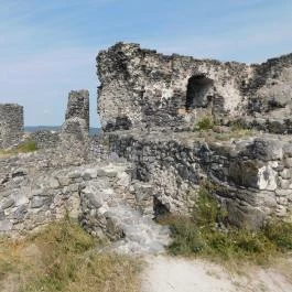 Csobánc vára Gyulakeszi - Külső kép